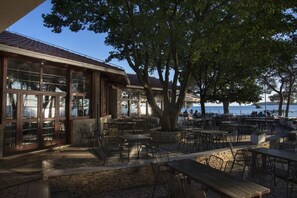 Outdoor dining - Vacation resort Bi Village Lodge Deluxe SeaView for 5 persons (Fazana)