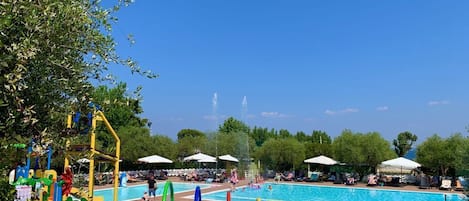 حمام سباحة