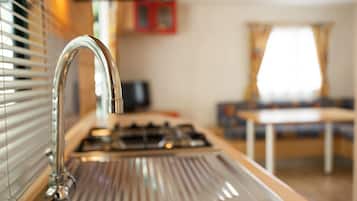 Frigorifero, piano cottura, seggiolone, pentole/stoviglie/utensili