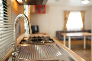 Fridge, stovetop, high chair, cookware/dishes/utensils - Vacation resort Classe Mobilehome MH4 Mediterraneo for 5 persons (Lido di Dante)