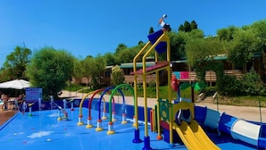 Ein Wasserspielplatz mit Rutschen und Klettergerüsten.