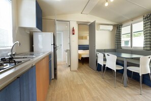 Refrigerador, parrilla de estufa, periquera y utensilios de cocina 