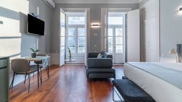 Studio with balcony and sofa bed | 獨特設計、獨特裝修、書桌、手提電腦工作空間