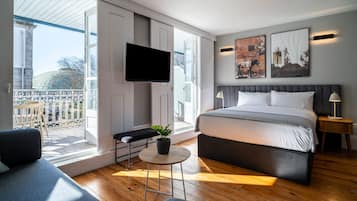 Studio with balcony and sofa bed | 獨特裝潢、布置獨特、書桌、筆電工作空間