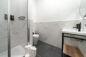 Queen room with terrace | Kylpyhuone | Ympäristöystävälliset hygieniatuotteet, hiustenkuivaaja, pyyhkeet