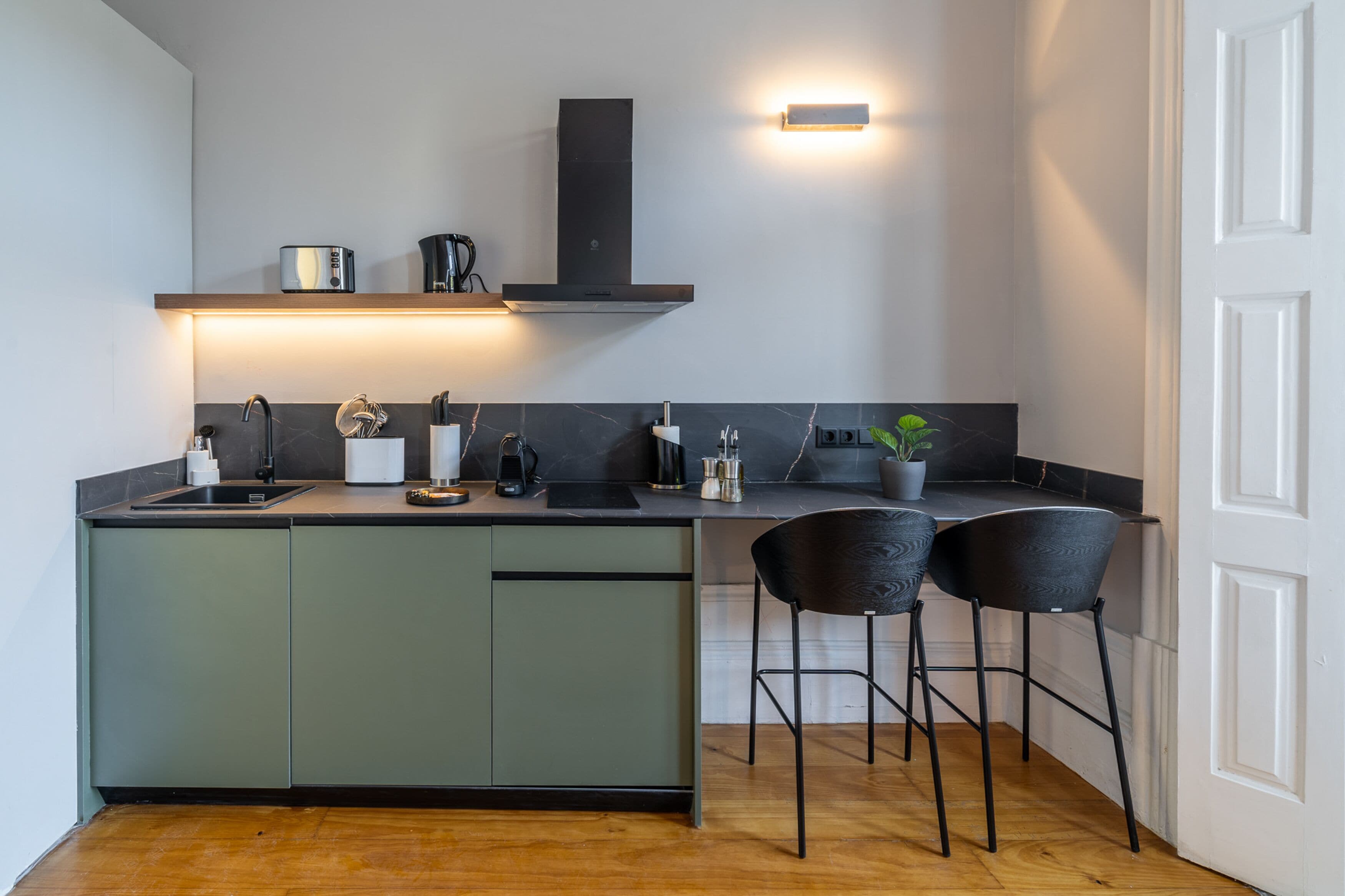 Studio with balcony | Cozinha privada | Cafeteira/chaleira, chaleira elétrica