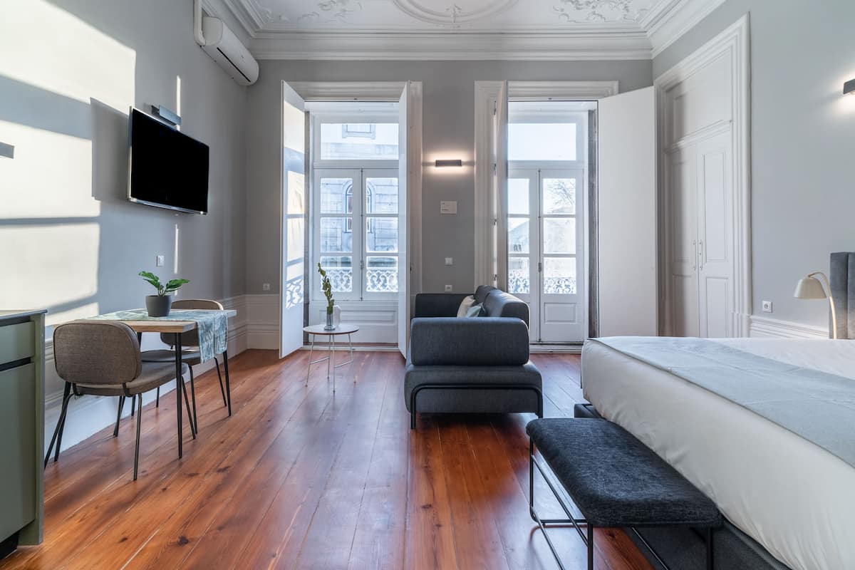 Studio with terrace and sofa bed | Con stile personalizzato, con arredamento individuale, una scrivania