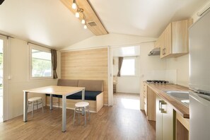 Køleskab, kogeplade, kaffe-/temaskine, højstol