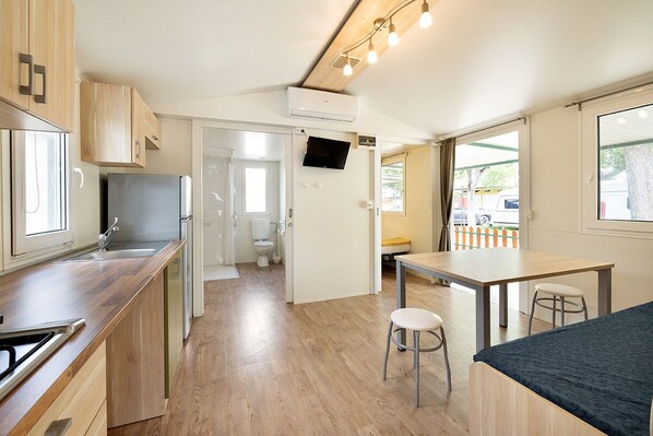 Kühlschrank, Herdplatte, Wasserkocher mit Kaffee-/Teezubehör, Hochstuhl