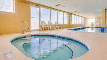 Piscina interna, piscina externa, espreguiçadeiras