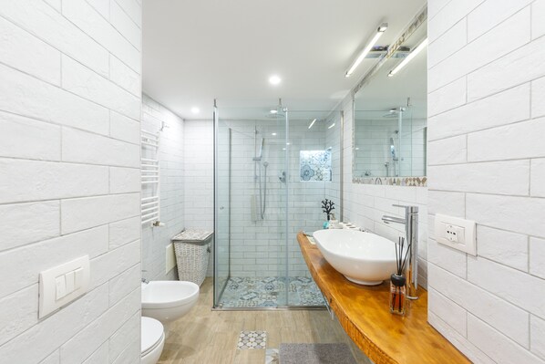 Shower, hair dryer, bidet, towels - Secret Garden at Battistello Caracciolo (Naples)