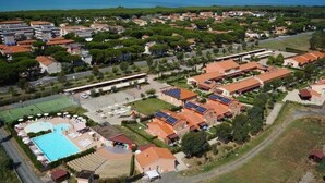 An aerial view of a resort with multiple buildings, a swimming pool, and solar panels. - Residence Rosa dei Venti Bungalow Grecale for 4 persons (Rosignano Marittimo)