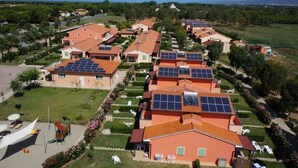 Un quartier résidentiel où les maisons sont équipées de panneaux solaires sur les toits.