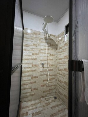 Dusche, Handtücher, Seife, Shampoo