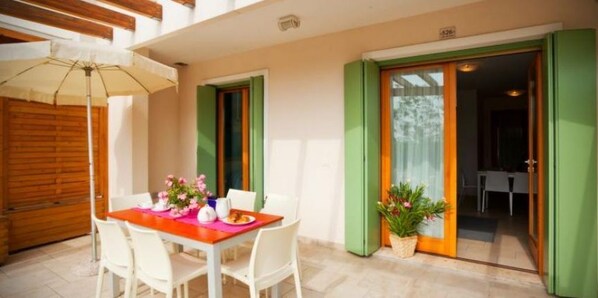 Outdoor dining - Villaggio A Mare three-room apartment Trilo Pool I6 for 6 persons (Caorle Lido Altanea)