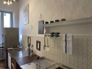 Kühlschrank, Mikrowelle, Herdplatte, Geschirrspüler