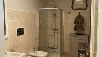 Ducha, secador de pelo, bidet, toallas