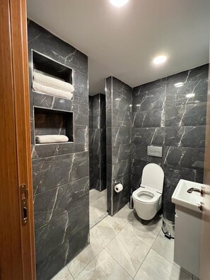 Suíte conforto, 1 cama Queen | Banheiro | Chuveiro, chuveiro com efeito de chuva, produtos de toalete de grife