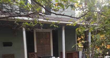 Charming Carriage House in Montrose/Midtown near arts, bars, dwntwn, med center