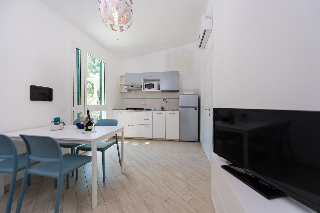 Frigorifero, microonde, piano cottura, seggiolone