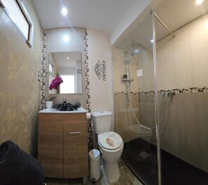 Shower, hair dryer, towels - Namaste Apartment Torremolinos (Torremolinos)