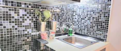 ثلاجة، ميكروويف، ماكينة لصنع القهوة/الشاي، محمصة خبز