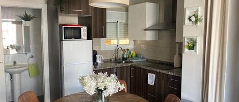 Réfrigérateur, micro-ondes, cafetière/bouilloire, grille-pain