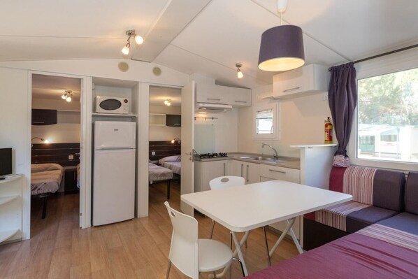 Fridge, microwave, stovetop, coffee/tea maker - Vacation village Mare Pineta Rosa for 6 people (Lido di Spina)