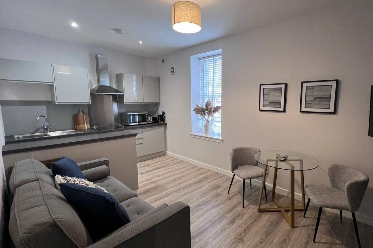 Un appartement moderne comprenant une cuisine, un coin repas et un salon.