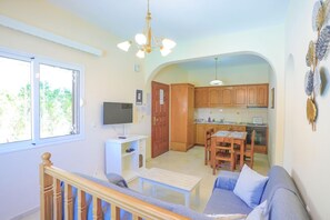 Fernseher, DVD-Player, Bücher, Stereoanlage