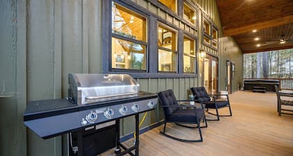 BACK PORCH OASIS! Backs to wooded area! Hot tub-fire pit-air hockey! Sleeps 14