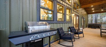 BACK PORCH OASIS! Backs to wooded area! Hot tub-fire pit-air hockey! Sleeps 14