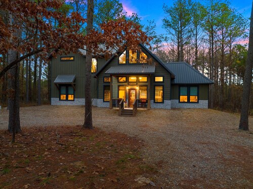 BACK PORCH OASIS! Backs to wooded area! Hot tub-fire pit-air hockey! Sleeps 14