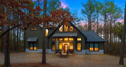 BACK PORCH OASIS! Backs to wooded area! Hot tub-fire pit-air hockey! Sleeps 14