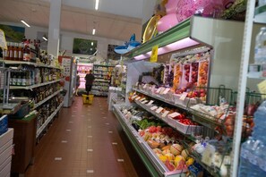 Gift shop - Vacation park Rosapineta Sud Mobilehome 4 Plus for 5 persons (Rosolina Mare)