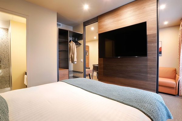 Escritorio, tabla de planchar con plancha, wifi gratis y ropa de cama