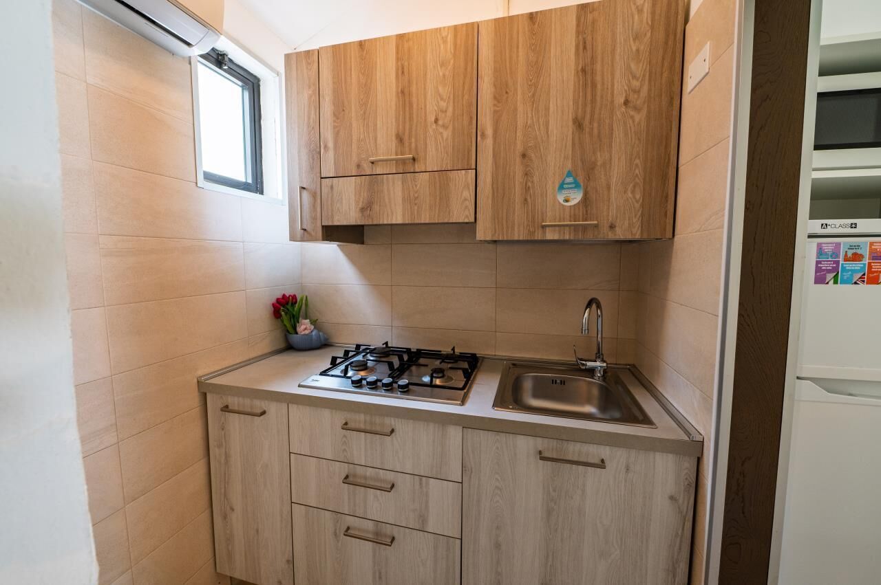 Een koelkast, een microgolfoven, een kookplaat