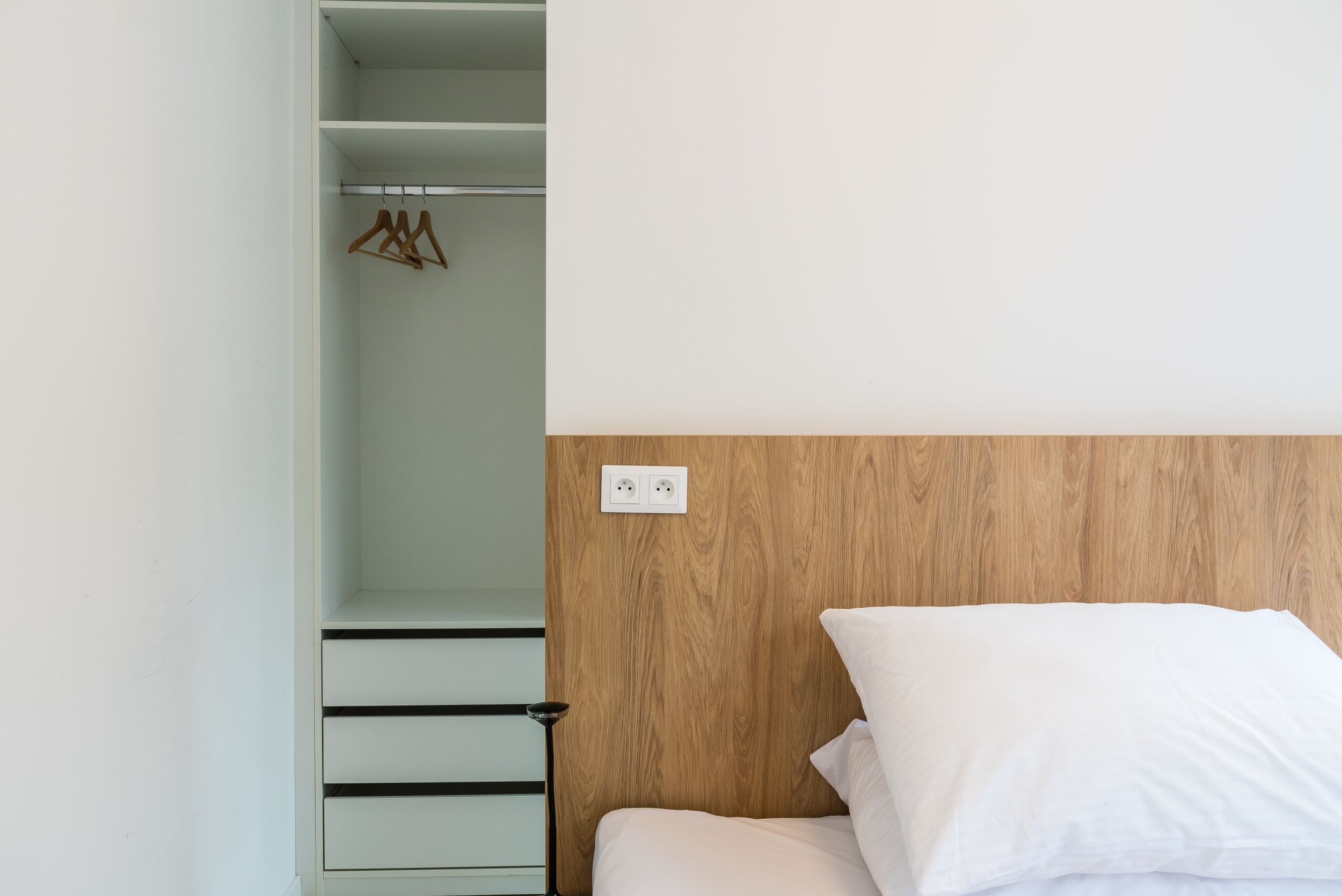 Ropa de cama hipoalergénica y espacio para trabajar con laptop 