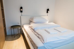 Studio – premium | Allergitestet sengetøy, skrivebord for bærbar PC og blendingsgardiner