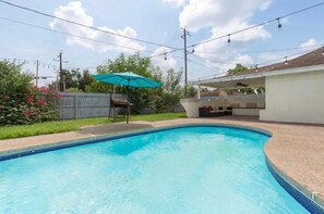 Outdoor pool - McAllen Majesty 4BR w Pool and Comfort (McAllen)