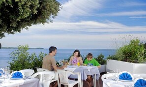 Outdoor dining - Residence Lanterna Sunny Resort Sunset Apartment Seaside (Tar)
