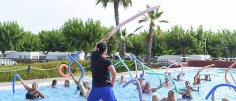 Una piscina con gente haciendo ejercicio con bandas de resistencia.