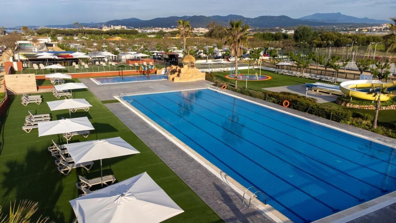 Une grande piscine avec une vue sur les montagnes en arrière-plan.