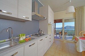 Micro-ondes, batterie de cuisine, vaisselle et ustensiles