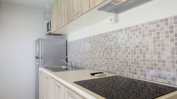 Kühlschrank, Mikrowelle, Wasserkocher mit Kaffee-/Teezubehör