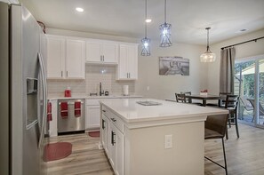 Fridge, microwave, oven, stovetop - Cozy Cove with Lake Access 15 Min from Dwntwn (North Charleston)