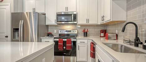 Køleskab, mikrobølgeovn, ovn, kogeplade