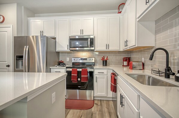 Køleskab, mikrobølgeovn, ovn, kogeplade