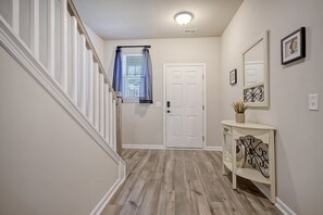 Interior - Cozy Cove with Lake Access 15 Min from Dwntwn (North Charleston)