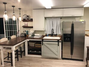 Fridge, microwave, coffee/tea maker, toaster - Beautiful farmhouse in Fernandina Beach (Fernandina Beach)